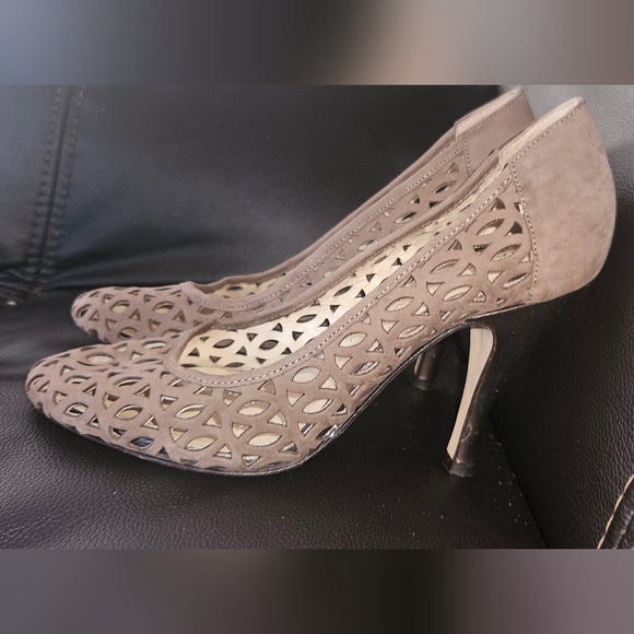 Marchez Vous by Yardley Taupe Italian Made Suede Cutout Stiletto Pumps Sz 6.5 - Picture 1 of 15
